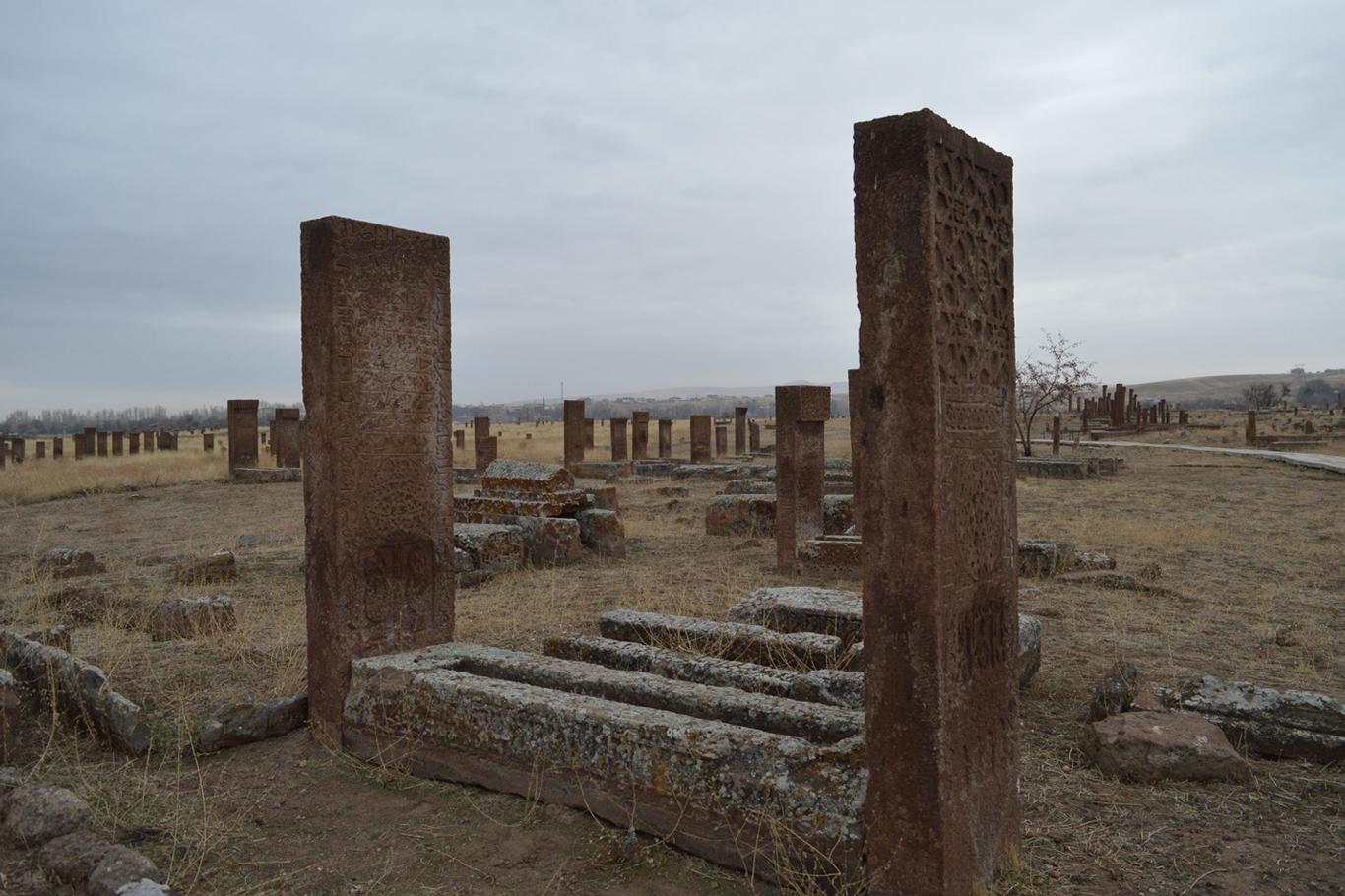 Medeniyetlerin mozaiği Ahlat Selçuklu mezarlıkları Medeniyetlerin mozaiği Ahlat Selçuklu mezarlıkları